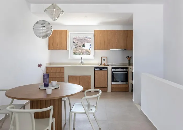 Semesterbostad Citadela Paros Molos - Beachfront Maisonette With Plunge Pool