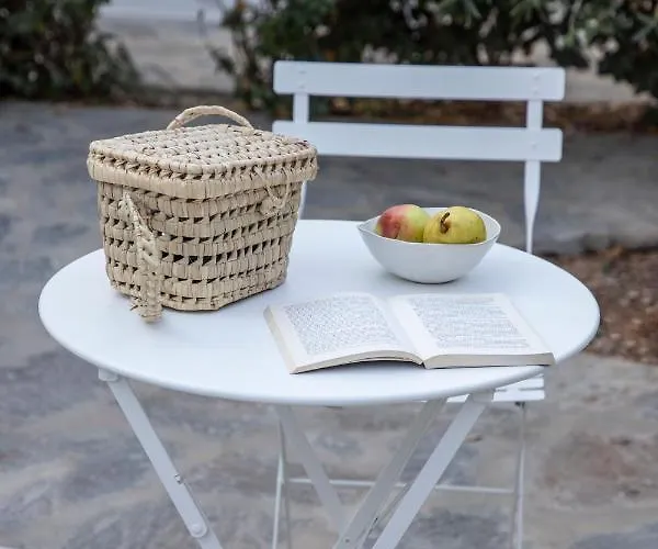 Semesterbostad Citadela Paros Molos - Beachfront Maisonette With Plunge Pool